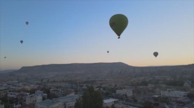 Bu stok görüntüler Türkiye 'nin Kapadokya kentindeki gökyüzündeki balonların 8K çözünürlükteki görüntülerini gösteriyor.