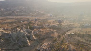 Bu stok görüntüler Türkiye 'nin Kapadokya kentindeki gökyüzündeki balonların 8K çözünürlükteki görüntülerini gösteriyor.