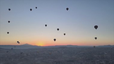 Bu stok görüntüler Türkiye 'nin Kapadokya kentindeki gökyüzündeki balonların 8K çözünürlükteki görüntülerini gösteriyor.