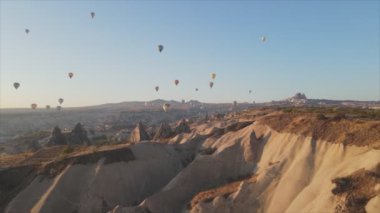 Bu stok görüntüler Türkiye 'nin Kapadokya kentindeki gökyüzündeki balonların 8K çözünürlükteki görüntülerini gösteriyor.