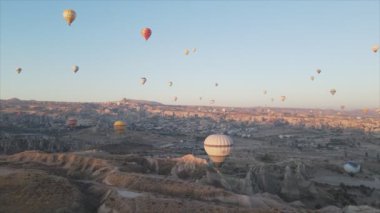 Bu stok görüntüler Türkiye 'nin Kapadokya kentindeki gökyüzündeki balonların 8K çözünürlükteki görüntülerini gösteriyor.