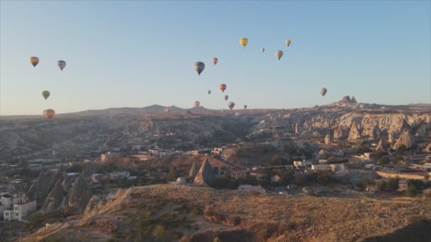 このストック映像は 8K解像度でトルコのカッパドキアの空の気球の空中ビューを示しています — ストック動画