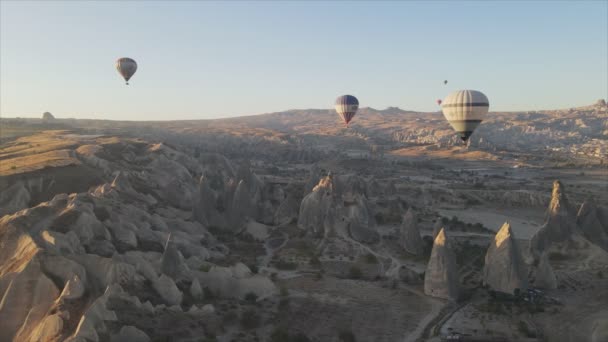 このストック映像は 8K解像度でトルコのカッパドキアの空の気球の空中ビューを示しています — ストック動画