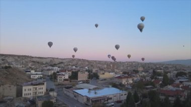 Bu stok görüntüler Türkiye 'nin Kapadokya kentindeki gökyüzündeki balonların 8K çözünürlükteki görüntülerini gösteriyor.