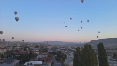 Bu stok görüntüler Türkiye 'nin Kapadokya kentindeki gökyüzündeki balonların 8K çözünürlükteki görüntülerini gösteriyor.