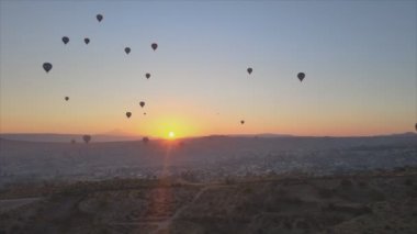 Bu stok görüntüler Türkiye 'nin Kapadokya kentindeki gökyüzündeki balonların 8K çözünürlükteki görüntülerini gösteriyor.