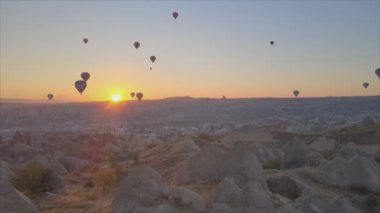 Bu stok görüntüler Türkiye 'nin Kapadokya kentindeki gökyüzündeki balonların 8K çözünürlükteki görüntülerini gösteriyor.