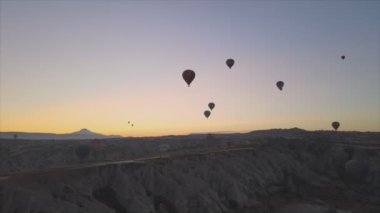Bu stok görüntüler Türkiye 'nin Kapadokya kentindeki gökyüzündeki balonların 8K çözünürlükteki görüntülerini gösteriyor.