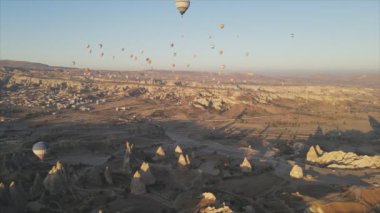 Bu stok görüntüler Türkiye 'nin Kapadokya kentindeki gökyüzündeki balonların 8K çözünürlükteki görüntülerini gösteriyor.