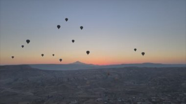 Bu stok görüntüler Türkiye 'nin Kapadokya kentindeki gökyüzündeki balonların 8K çözünürlükteki görüntülerini gösteriyor.