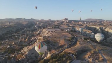 Bu stok görüntüler Türkiye 'nin Kapadokya kentindeki gökyüzündeki balonların 8K çözünürlükteki görüntülerini gösteriyor.