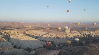 Bu stok görüntüler Türkiye 'nin Kapadokya kentindeki gökyüzündeki balonların 8K çözünürlükteki görüntülerini gösteriyor.