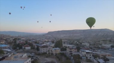 Bu stok görüntüler Türkiye 'nin Kapadokya kentindeki gökyüzündeki balonların 8K çözünürlükteki görüntülerini gösteriyor.