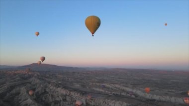 Bu stok görüntüler Türkiye 'nin Kapadokya kentindeki gökyüzündeki balonların 8K çözünürlükteki görüntülerini gösteriyor.