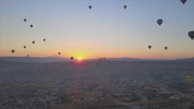 Bu stok görüntüler Türkiye 'nin Kapadokya kentindeki gökyüzündeki balonların 8K çözünürlükteki görüntülerini gösteriyor.