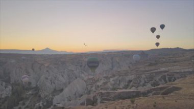 Bu stok görüntüler Türkiye 'nin Kapadokya kentindeki gökyüzündeki balonların 8K çözünürlükteki görüntülerini gösteriyor.