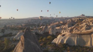 Bu stok görüntüler Türkiye 'nin Kapadokya kentindeki gökyüzündeki balonların 8K çözünürlükteki görüntülerini gösteriyor.