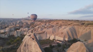 Bu stok görüntüler Türkiye 'nin Kapadokya kentindeki gökyüzündeki balonların 8K çözünürlükteki görüntülerini gösteriyor.