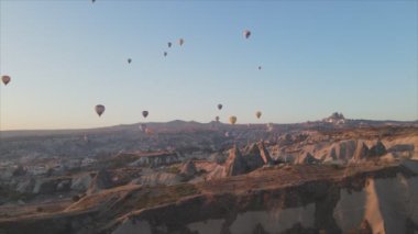 Bu stok görüntüler Türkiye 'nin Kapadokya kentindeki gökyüzündeki balonların 8K çözünürlükteki görüntülerini gösteriyor.