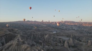 Bu stok görüntüler Türkiye 'nin Kapadokya kentindeki gökyüzündeki balonların 8K çözünürlükteki görüntülerini gösteriyor.