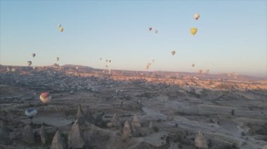 Bu stok görüntüler Türkiye 'nin Kapadokya kentindeki gökyüzündeki balonların 8K çözünürlükteki görüntülerini gösteriyor.