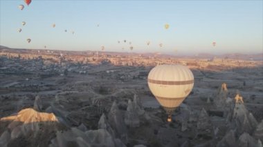 Bu stok görüntüler Türkiye 'nin Kapadokya kentindeki gökyüzündeki balonların 8K çözünürlükteki görüntülerini gösteriyor.