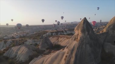 Bu stok görüntüler Türkiye 'nin Kapadokya kentindeki gökyüzündeki balonların 8K çözünürlükteki görüntülerini gösteriyor.