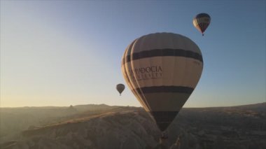 Bu stok görüntüler Türkiye 'nin Kapadokya kentindeki gökyüzündeki balonların 8K çözünürlükteki görüntülerini gösteriyor.