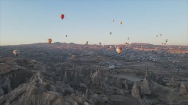 Bu stok görüntüler Türkiye 'nin Kapadokya kentindeki gökyüzündeki balonların 8K çözünürlükteki görüntülerini gösteriyor.