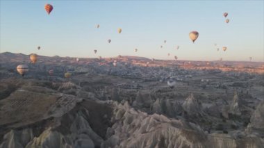 Bu stok görüntüler Türkiye 'nin Kapadokya kentindeki gökyüzündeki balonların 8K çözünürlükteki görüntülerini gösteriyor.