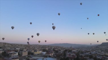 Bu stok görüntüler Türkiye 'nin Kapadokya kentindeki gökyüzündeki balonların 8K çözünürlükteki görüntülerini gösteriyor.