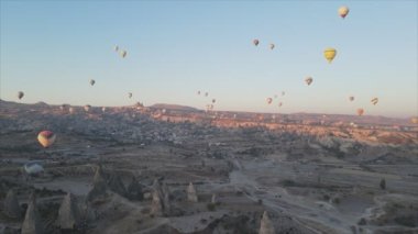 Bu stok görüntüler Türkiye 'nin Kapadokya kentindeki gökyüzündeki balonların 8K çözünürlükteki görüntülerini gösteriyor.