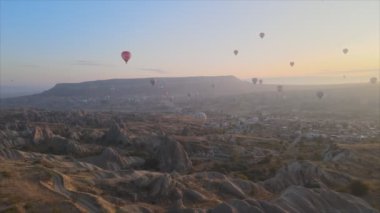 Bu stok görüntüler Türkiye 'nin Kapadokya kentindeki gökyüzündeki balonların 8K çözünürlükteki görüntülerini gösteriyor.