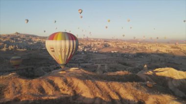 Bu stok görüntüler Türkiye 'nin Kapadokya kentindeki gökyüzündeki balonların 8K çözünürlükteki görüntülerini gösteriyor.