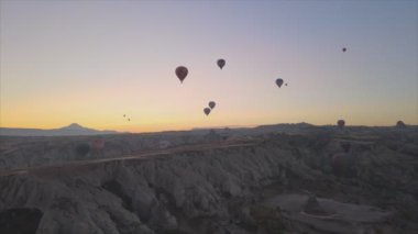 Bu stok görüntüler Türkiye 'nin Kapadokya kentindeki gökyüzündeki balonların 8K çözünürlükteki görüntülerini gösteriyor.
