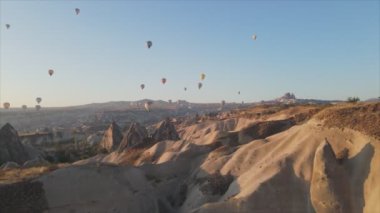 Bu stok görüntüler Türkiye 'nin Kapadokya kentindeki gökyüzündeki balonların 8K çözünürlükteki görüntülerini gösteriyor.