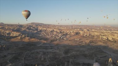 Bu stok görüntüler Türkiye 'nin Kapadokya kentindeki gökyüzündeki balonların 8K çözünürlükteki görüntülerini gösteriyor.