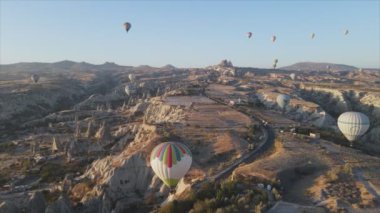 Bu stok görüntüler Türkiye 'nin Kapadokya kentindeki gökyüzündeki balonların 8K çözünürlükteki görüntülerini gösteriyor.