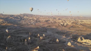 Bu stok görüntüler Türkiye 'nin Kapadokya kentindeki gökyüzündeki balonların 8K çözünürlükteki görüntülerini gösteriyor.