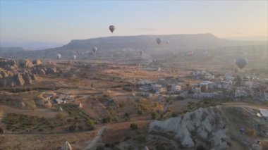 Bu stok görüntüler Türkiye 'nin Kapadokya kentindeki gökyüzündeki balonların 8K çözünürlükteki görüntülerini gösteriyor.