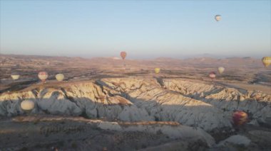Bu stok görüntüler Türkiye 'nin Kapadokya kentindeki gökyüzündeki balonların 8K çözünürlükteki görüntülerini gösteriyor.