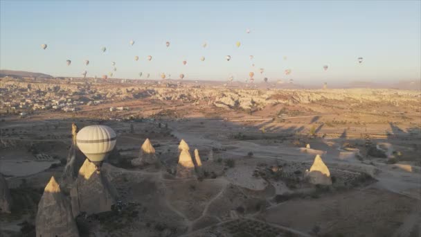 このストック映像は 8K解像度でトルコのカッパドキアの空の気球の空中ビューを示しています — ストック動画
