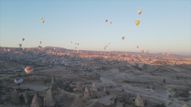 화면은 해상도로 터키의 카파도키아에서 하늘에 풍선의 사진을 보여준다 — 비디오