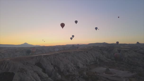 这段录像显示了土耳其卡帕多西亚用8K分辨率在空中拍摄气球的照片 — 图库视频影像