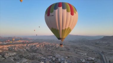 Bu stok görüntüler Türkiye 'nin Kapadokya kentindeki gökyüzündeki balonların 8K çözünürlükteki görüntülerini gösteriyor.