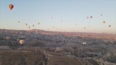 Bu stok görüntüler Türkiye 'nin Kapadokya kentindeki gökyüzündeki balonların 8K çözünürlükteki görüntülerini gösteriyor.