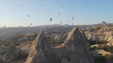 Bu stok görüntüler Türkiye 'nin Kapadokya kentindeki gökyüzündeki balonların 8K çözünürlükteki görüntülerini gösteriyor.
