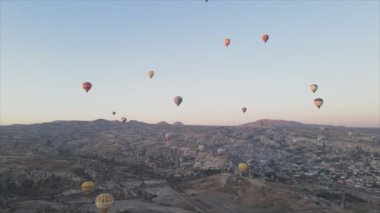 Bu stok görüntüler Türkiye 'nin Kapadokya kentindeki gökyüzündeki balonların 8K çözünürlükteki görüntülerini gösteriyor.