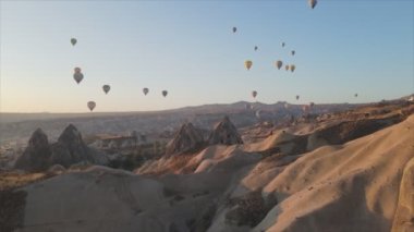 Bu stok görüntüler Türkiye 'nin Kapadokya kentindeki gökyüzündeki balonların 8K çözünürlükteki görüntülerini gösteriyor.