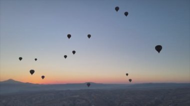 Bu stok görüntüler Türkiye 'nin Kapadokya kentindeki gökyüzündeki balonların 8K çözünürlükteki görüntülerini gösteriyor.